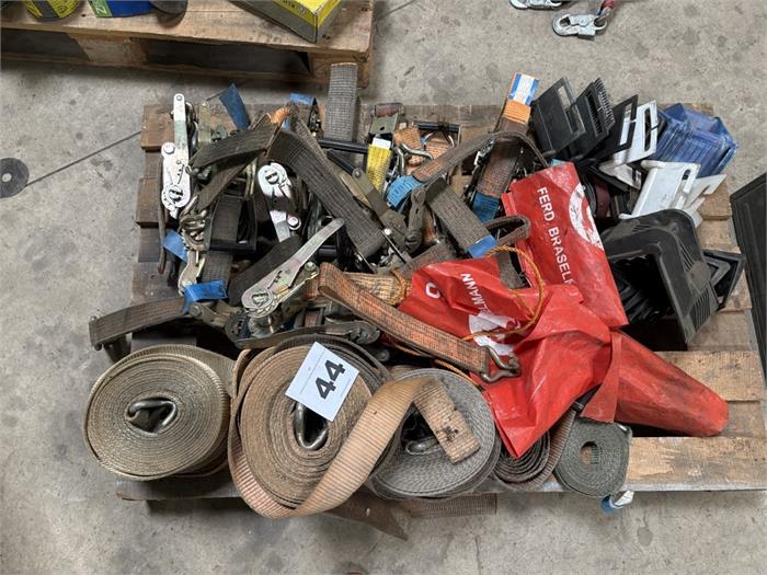 Palette mit Transportgurten